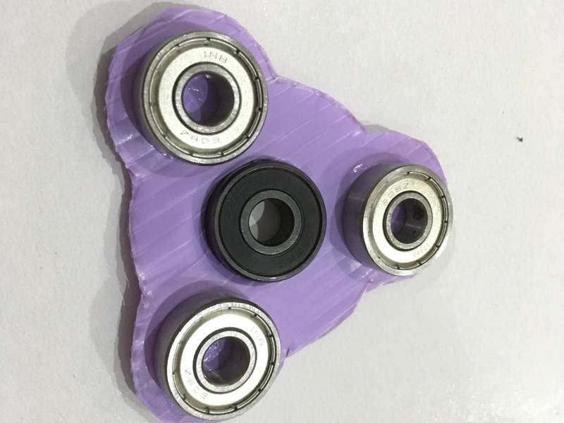 手指壓入雷切指尖陀螺的軸承